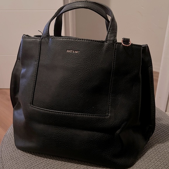 Lightly used Matt and nat vegan leather! - Picture 1 of 4